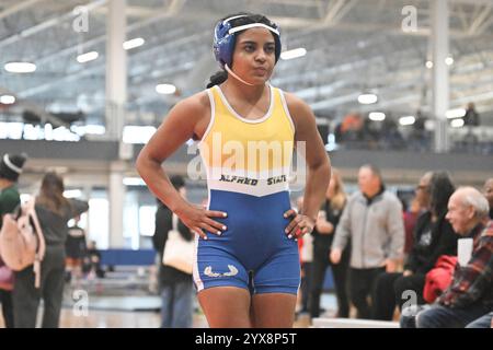 Sandusky, Ohio, Usa. Dezember 2024. Dianna Pineda von Alfred State bereitet sich darauf vor, Leah Pekar von Tiffin im 117 Pfund zu bekämpfen. Klasse im Berg Holiday Duals. Sandusky, Ohio, USA. Quelle: Brent Clark/Alamy Live News Stockfoto