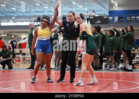 Sandusky, Ohio, Usa. Dezember 2024. Dianna Pineda von Alfred State siegte gegen Lexi Pekar von Tiffin im 117lb. Klasse im Berg Holiday Duals. Sandusky, Ohio, USA. Quelle: Brent Clark/Alamy Live News Stockfoto