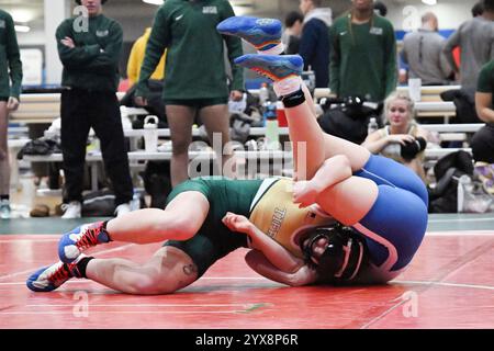 Sandusky, Ohio, Usa. Dezember 2024. Abigail Miller aus Tiffin nimmt Emily Brown aus Alfred State in den 138lb. Klasse im Berg Holiday Duals. Sandusky, Ohio, USA. Quelle: Brent Clark/Alamy Live News Stockfoto