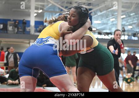 Sandusky, Ohio, Usa. Dezember 2024. TIA Leahy von Tiffin kämpft mit Hannah Grawn aus Alfred State im 207 Pfund Pfund. Klasse im Berg Holiday Duals. Sandusky, Ohio, USA. Quelle: Brent Clark/Alamy Live News Stockfoto