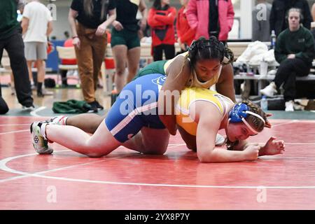 Sandusky, Ohio, Usa. Dezember 2024. TIA Leahy of Tiffin (oben) kämpft bei den Berg Holiday Duals gegen Hanna Grawn von Alfred State (unten). Sandusky, Ohio, USA. Quelle: Brent Clark/Alamy Live News Stockfoto