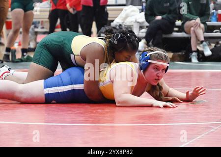 Sandusky, Ohio, Usa. Dezember 2024. TIA Leahy of Tiffin (oben) kämpft bei den Berg Holiday Duals gegen Hanna Grawn von Alfred State (unten). Sandusky, Ohio, USA. Quelle: Brent Clark/Alamy Live News Stockfoto