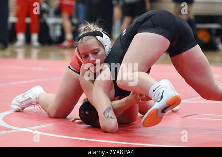 Sandusky, Ohio, Usa. Dezember 2024. Otterbeins Hailey Hatfield kämpft mit Hailey Green aus West Liberty im 117lb. Klasse im Berg Holiday Duals. Sandusky, Ohio, USA. Quelle: Brent Clark/Alamy Live News Stockfoto