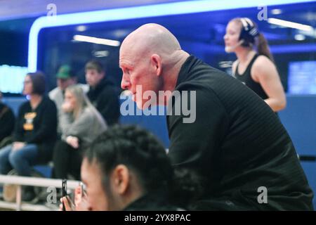 Sandusky, Ohio, Usa. Dezember 2024. West Liberty Cheftrainer Troy Bell trainiert bei den Berg Holiday Duals. Sandusky, Ohio, USA. Quelle: Brent Clark/Alamy Live News Stockfoto