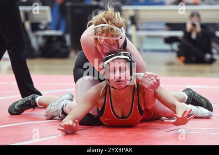 Sandusky, Ohio, Usa. Dezember 2024. West Liberty's Jillian Timberlake (oben) ringt Otterbeins Izzy Samczuk (unten) bei den Berg Holiday Duals. Sandusky, Ohio, USA. Quelle: Brent Clark/Alamy Live News Stockfoto