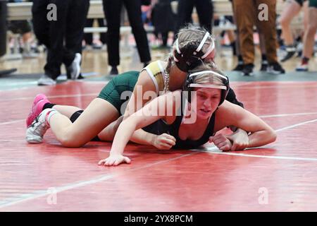 Sandusky, Ohio, Usa. Dezember 2024. Tiffin's Leah Pekar (Top) kämpft mit Aubrey Filsinger in Mount Union im 117 Pfund. Klasse im Berg Holiday Duals. Sandusky, Ohio, USA. Quelle: Brent Clark/Alamy Live News Stockfoto