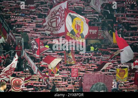 Mainz, Deutschland. Dezember 2024. Fußball, Bundesliga, Spieltag 14, FSV Mainz 05 - Bayern München, Mewa Arena: Bayern Fans. Hinweis: Thomas Frey/dpa - WICHTIGER HINWEIS: Gemäß den Vorschriften der DFL Deutschen Fußball-Liga und des DFB Deutschen Fußball-Bundes ist es verboten, im Stadion und/oder des Spiels aufgenommene Fotografien in Form von sequenziellen Bildern und/oder videoähnlichen Fotoserien zu verwenden oder zu verwenden./dpa/Alamy Live News Stockfoto