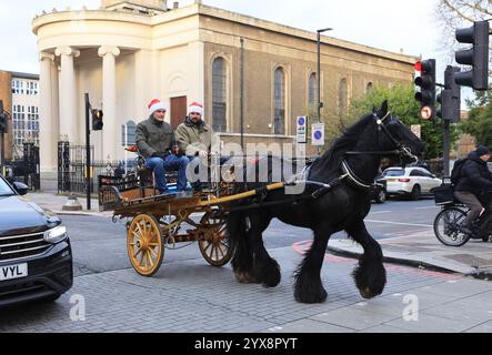 London, Vereinigtes Königreich 14. Dezember 2024. Bis zu 400 Roma und Reisende aus ganz Großbritannien zogen mit ihren Pferden in Camden Town im Norden Londons im Rahmen ihres London Drive, einer halbjährlichen Wohltätigkeitsveranstaltung. Viele waren zu Weihnachten verkleidet. Kredit : Monica Wells/Alamy Live News Stockfoto