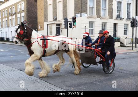 London, Vereinigtes Königreich 14. Dezember 2024. Bis zu 400 Roma und Reisende aus ganz Großbritannien zogen mit ihren Pferden in Camden Town im Norden Londons im Rahmen ihres London Drive, einer halbjährlichen Wohltätigkeitsveranstaltung. Viele waren zu Weihnachten verkleidet. Kredit : Monica Wells/Alamy Live News Stockfoto