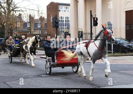 London, Vereinigtes Königreich 14. Dezember 2024. Bis zu 400 Roma und Reisende aus ganz Großbritannien zogen mit ihren Pferden in Camden Town im Norden Londons im Rahmen ihres London Drive, einer halbjährlichen Wohltätigkeitsveranstaltung. Viele waren zu Weihnachten verkleidet. Kredit : Monica Wells/Alamy Live News Stockfoto