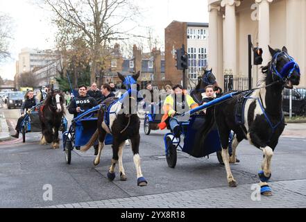 London, Vereinigtes Königreich 14. Dezember 2024. Bis zu 400 Roma und Reisende aus ganz Großbritannien zogen mit ihren Pferden in Camden Town im Norden Londons im Rahmen ihres London Drive, einer halbjährlichen Wohltätigkeitsveranstaltung. Viele waren zu Weihnachten verkleidet. Kredit : Monica Wells/Alamy Live News Stockfoto