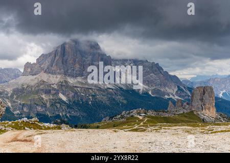 Tofana di Roses Berggipfel in den Dolomiten. Alpenfelsengipfel wunderschöne Landschaft in der Nähe von Cortina di Amprezzo. Dolomiti Alps prominenter Gipfel Tofana Stockfoto