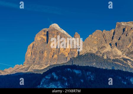 Tofana di Roses Berggipfel in den Dolomiten. Alpenfelsengipfel wunderschöne Landschaft in der Nähe von Cortina di Amprezzo. Dolomiti Alps prominenter Gipfel Tofana Stockfoto