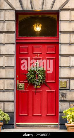 Georgianische Fronttäfelung rot bemalt mit Fanlight mit Weihnachtskranz, ehemaliges Haus von Robert Louis Stevenson, Edinburgh New Town, Schottland, Großbritannien Stockfoto