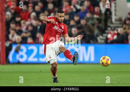 Nottingham, Großbritannien. Dezember 2024. Murillo of Nottingham Forest übergibt den Ball während des Premier League-Spiels Nottingham Forest gegen Aston Villa am 14. Dezember 2024 in Nottingham, Großbritannien (Foto: Alfie Cosgrove/News Images) am 14. Dezember 2024 in Nottingham, Großbritannien. (Foto: Alfie Cosgrove/News Images/SIPA USA) Credit: SIPA USA/Alamy Live News Stockfoto