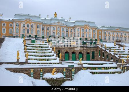 PETERHOF, RUSSLAND - 12. FEBRUAR 2022: Der große Palast an einem bewölkten Wintertag. Petrodvorets, Russland Stockfoto