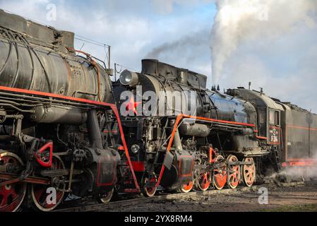 SORTAVALA, RUSSLAND - 9. OKTOBER 2022: Eine alte funktionierende Dampflokomotive am Bahnhof Sortavala Stockfoto