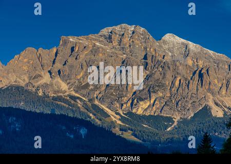 Tofana di Roses Berggipfel in den Dolomiten. Alpenfelsengipfel wunderschöne Landschaft in der Nähe von Cortina di Amprezzo. Dolomiti Alps prominenter Gipfel Tofana Stockfoto