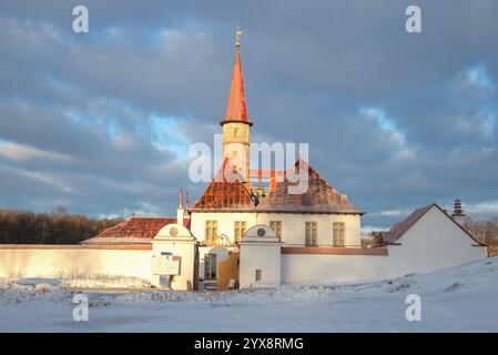 GATCHINA, RUSSLAND - 25. DEZEMBER 2022: Der Priorienpalast in den Sonnenstrahlen des Untergangs. Gatchina, Region Leningrad Stockfoto