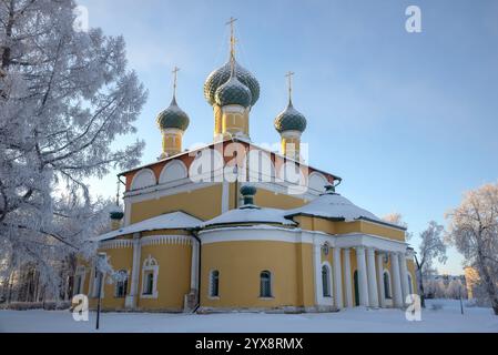 Die alte Kathedrale der Verklärung an einem Wintermorgen. Uglich, Region Jaroslawl. Goldener Ring von Russland Stockfoto