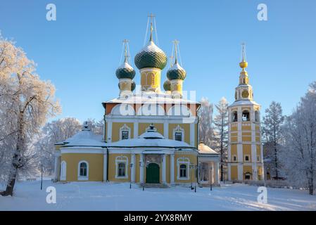 Die alte Kathedrale der Verklärung mit einem Glockenturm an einem Wintermorgen. Uglich, Region Jaroslawl. Goldener Ring von Russland Stockfoto