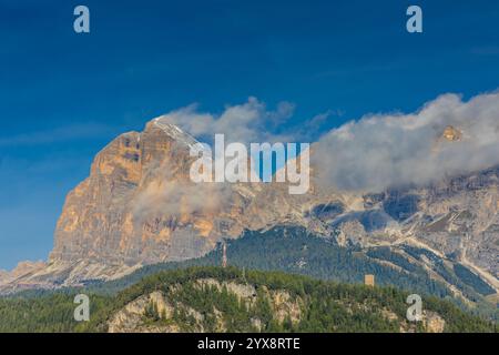 Tofana di Roses Berggipfel in den Dolomiten. Alpenfelsengipfel wunderschöne Landschaft in der Nähe von Cortina di Amprezzo. Dolomiti Alps prominenter Gipfel Tofana Stockfoto