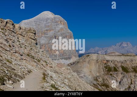 Tofana di Roses Berggipfel in den Dolomiten. Alpenfelsengipfel wunderschöne Landschaft in der Nähe von Cortina di Amprezzo. Dolomiti Alps prominenter Gipfel Tofana Stockfoto