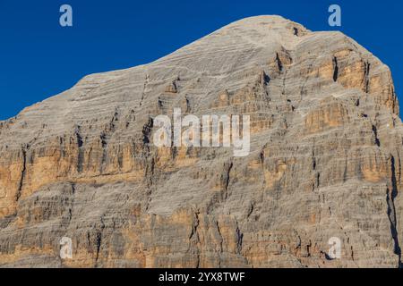 Tofana di Roses Berggipfel in den Dolomiten. Alpenfelsengipfel wunderschöne Landschaft in der Nähe von Cortina di Amprezzo. Dolomiti Alps prominenter Gipfel Tofana Stockfoto