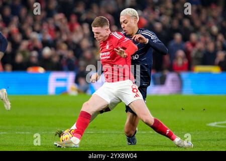 Nottingham, Großbritannien. Dezember 2024. City Ground Stadium NOTTINGHAM, ENGLAND – 14. DEZEMBER: Elliot Anderson aus Nottingham Forest (L) wird am 14. DEZEMBER 2024 im City Ground Stadium Nottingham, ENGLAND, von Morgan Rogers aus Aston Villa (R) während des 10. Matchweek-10-Spiels der Premier League 2024/25 zwischen Nottingham Forest und Aston Villa FC im City Ground Stadium in Nottingham, England, gefordert. (Paul Bonser/SPP) Credit: SPP Sport Press Photo. /Alamy Live News Stockfoto