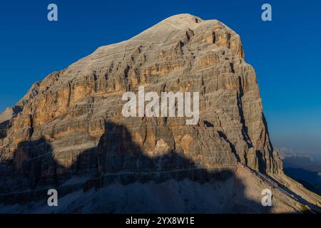 Tofana di Roses Berggipfel in den Dolomiten. Alpenfelsengipfel wunderschöne Landschaft in der Nähe von Cortina di Amprezzo. Dolomiti Alps prominenter Gipfel Tofana Stockfoto