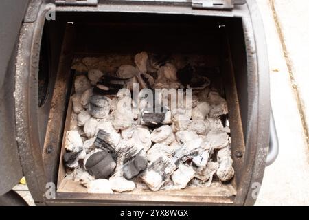 Holzkohle, bereit zum Kochen von Speisen auf einem kleinen Grill Stockfoto