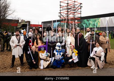 BIRMINGHAM, GROSSBRITANNIEN - 30. NOVEMBER 2024. Eine Gruppe männlicher und weiblicher Cosplayer lacht und lächelt als ihre Lieblings-Star Wars-Charaktere in A U Stockfoto