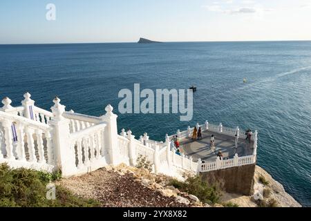 Benidorm, Spanien - 7. November 2024: Der Balcon del Mediterraneo ist ein malerischer Aussichtspunkt in der Altstadt von Benidorm und bietet einen Panoramablick auf das Mittelmeer Stockfoto