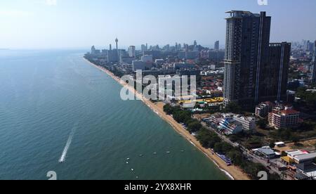 Pattaya, Thailand - 18. Mai 2023: Aus der Vogelperspektive auf Jomtien und Dongtan Beach, gelegen in Pattaya, einem Ferienort in der Nähe von Bangkok. Stockfoto