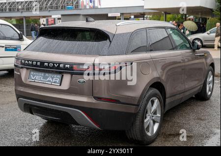 Nitra, Slowakei - 4. Oktober 2024: Range Rover Velar Luxusfahrzeug. Stockfoto