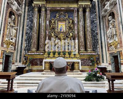 Rom, Italien. Dezember 2024. Papst Franziskus betet am 14. Dezember 2024 vor der Ikone Maria Salus Populi Romani während eines Nachmittagsbesuchs in der Basilika Santa Maria Maggiore in Rom, Italien, um seine 47. Apostolische Auslandsreise dem Schutz der Heiligen Jungfrau Maria anzuvertrauen. Foto: (EV) Vatikanische Medien/ABACAPRESS. COM Credit: Abaca Press/Alamy Live News Stockfoto