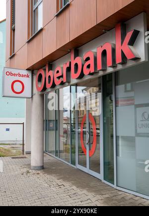 Nitra, Slowakei - 8. Dezember 2024 : Niederlassung der Oberbank AG in Nitra. Die Oberbank ist eine österreichische Regionalbank mit Sitz in Linz. Stockfoto