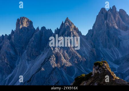 Bergkammgruppe Cadini di Misurina in den Dolomiten. Felsige Nadelgipfel in der Bergwelt der Dolomiten. Malerischer Berg in den Alpen Stockfoto