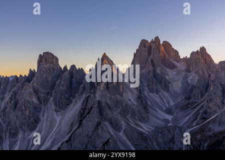 Bergkammgruppe Cadini di Misurina in den Dolomiten. Felsige Nadelgipfel in der Bergwelt der Dolomiten. Malerischer Berg in den Alpen Stockfoto