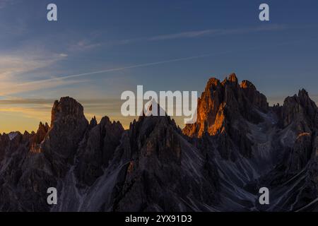 Bergkammgruppe Cadini di Misurina in den Dolomiten. Felsige Nadelgipfel in der Bergwelt der Dolomiten. Malerischer Berg in den Alpen Stockfoto