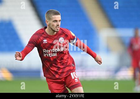 London Road, Peterborough am Samstag, 14. Dezember 2024. Ronan Darcy (10 Crawley Town) während des Spiels der Sky Bet League 1 zwischen Peterborough und Crawley Town in der London Road, Peterborough am Samstag, den 14. Dezember 2024. (Foto: Kevin Hodgson | MI News) Credit: MI News & Sport /Alamy Live News Stockfoto