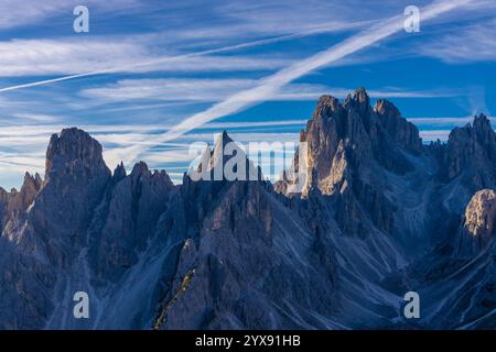 Bergkammgruppe Cadini di Misurina in den Dolomiten. Felsige Nadelgipfel in der Bergwelt der Dolomiten. Malerischer Berg in den Alpen Stockfoto