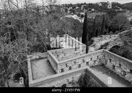 Alte Stadtmauern von Girona, eine der vollständigsten Stadtmauern Europas. Stockfoto