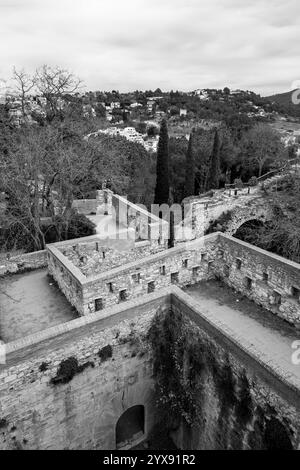 Alte Stadtmauern von Girona, eine der vollständigsten Stadtmauern Europas. Stockfoto