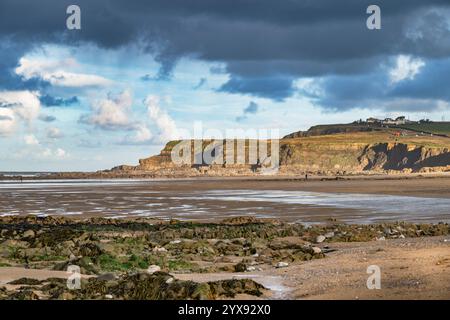 Blick nach Norden von Widemouth Bay in Cornwall an einer Winterdämmerung Stockfoto