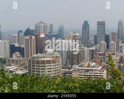 Smog-überdachte Skyline in der Innenstadt von Montreal. Quebec, Kanada Stockfoto