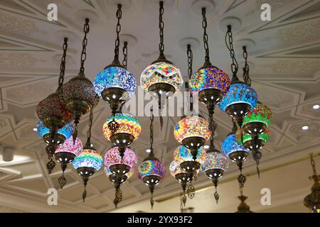 Arabische Lampen zum Verkauf in einem Marktstand in Istanbul, Türkei Stockfoto