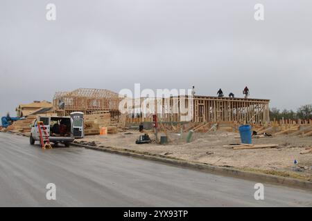 San Antonio, USA. Dezember 2024. Handwerker bauen am 14. Dezember 2024 Häuser in San Antonio, Texas, USA. (Foto: Carlos Kosienski/SIPA USA) Credit: SIPA USA/Alamy Live News Stockfoto