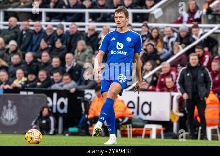 Newcastle upon Tyne, Großbritannien. Dezember 2024. NEWCASTLE UPON TYNE, ENGLAND, 14. DEZEMBER: Jannik Vestergaard aus Leicester City während des Premier League-Spiels zwischen Newcastle United und Leicester City am 14. Dezember 2024 im St. James Park in Newcastle upon Tyne, England. (Richard Callis/SPP) Credit: SPP Sport Press Photo. /Alamy Live News Stockfoto