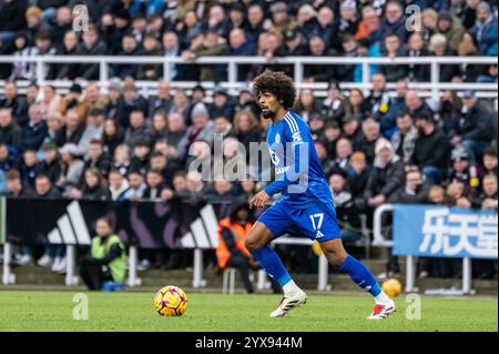 Newcastle upon Tyne, Großbritannien. Dezember 2024. NEWCASTLE UPON TYNE, ENGLAND, 14. DEZEMBER 2024: Hamza Choudhury of Leicester City während des Premier League-Spiels zwischen Newcastle United und Leicester City im St. James Park am 14. Dezember 1989 in Newcastle upon Tyne, England. (Richard Callis/SPP) Credit: SPP Sport Press Photo. /Alamy Live News Stockfoto